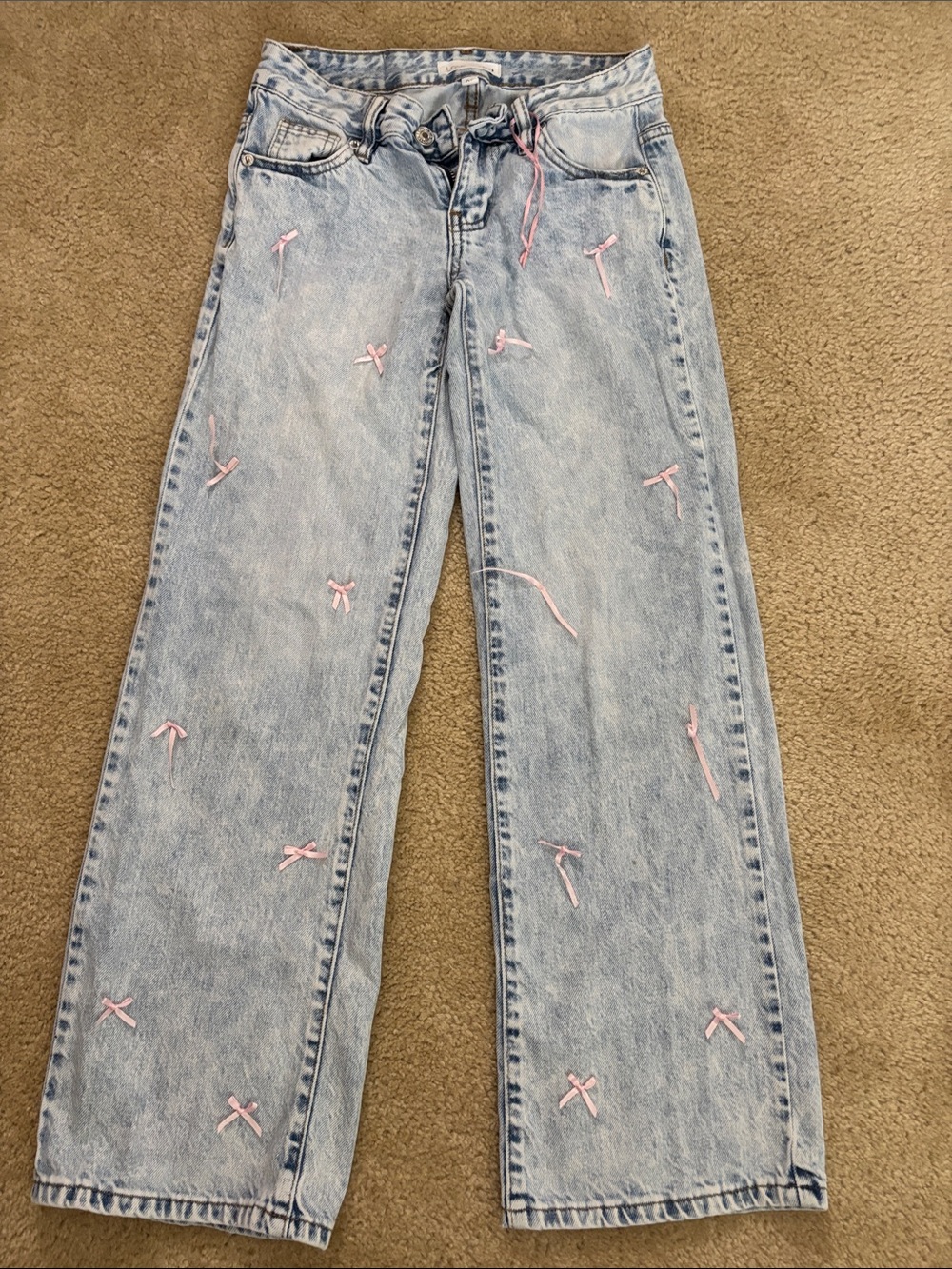 Light Wash Wide-Leg Jeans with Pink Bow Accents